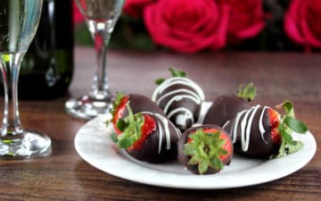 Romantic-Dessert-of-Chocolate-Covered-Strawberries-and-Champagne
